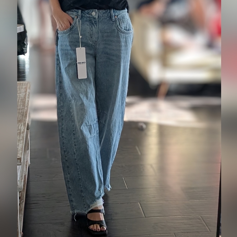 NWT!! Steve Madden Distressed Mid Rise  Wide-Leg Barrel Jeans - Picture 2 of 8